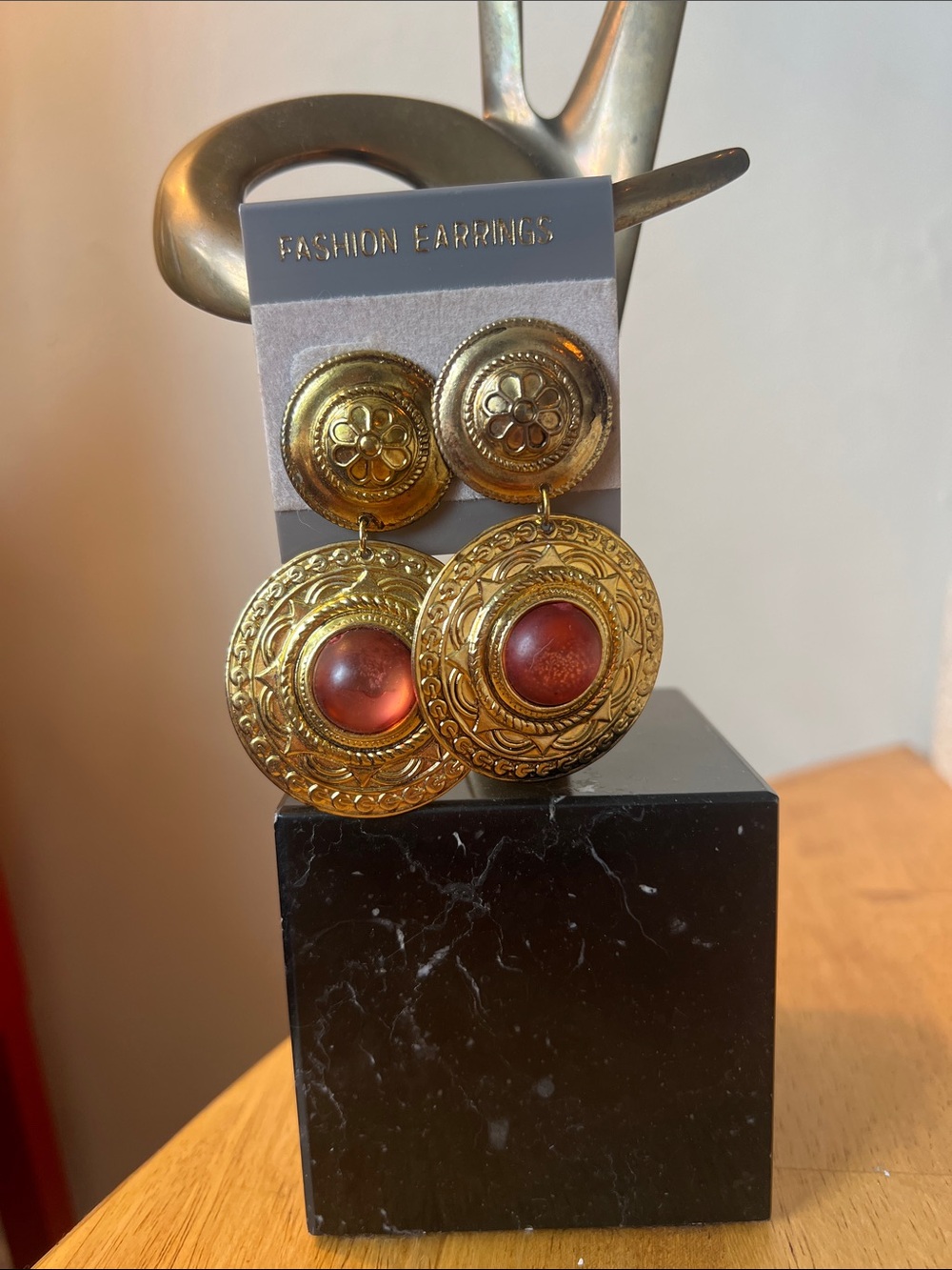 VTG Gold Tone circular hanging earrings with rosy/orange gems